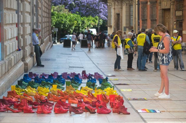 Spanien, Aktion mit hunderten bunten Schuhen als Zeichen gegen Homophobie in Malaga