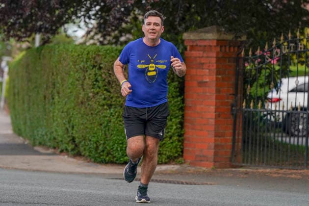 Großbritannien, Andy Burnham joggend in Manchester