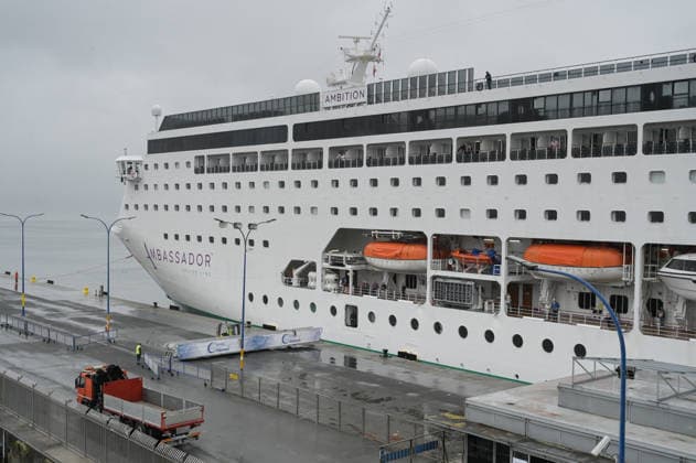 Spanien, A Coruna, Isoliertes Kreuzfahrtschiff Ambition nach Gastroenteritis-Ausbruch im Hafen