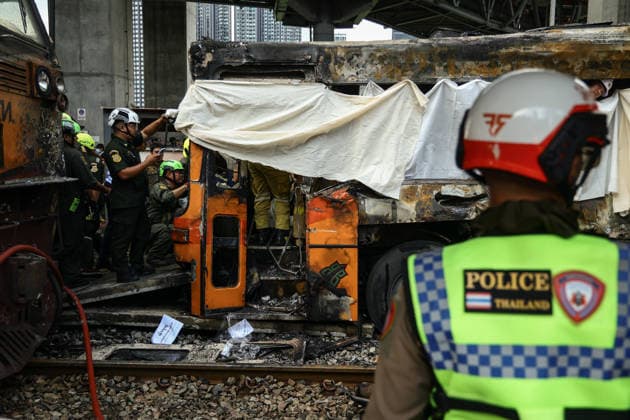 Thailand, Zug kollidiert mit Bus