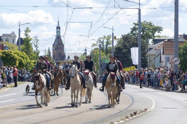 Radebeul, Winnetou und Old Shatterhand der Landesbühnen Sachsen ehren zur Sternreiter-Parade Reiter