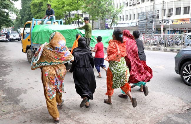 Bangladesch, Familien stehen für staatlich subventionierte Waren in Dhaka an