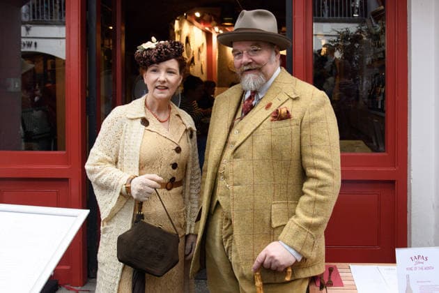 London, Grand Flaneur Walk 2026: Teilnehmer in Vintage-Kleidung in Covent Garden