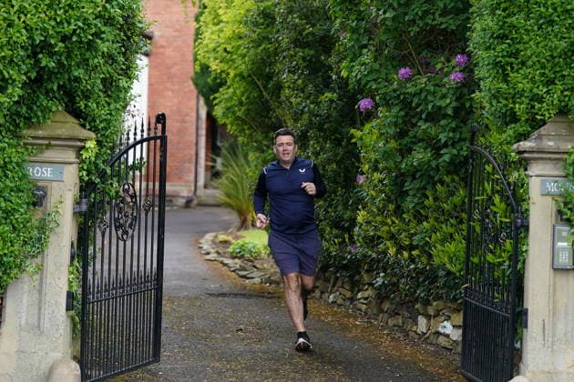 Großbritannien, Andy Burnham joggt in Manchester