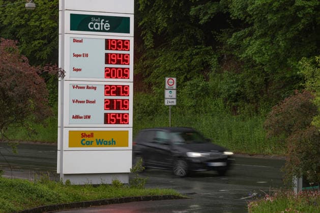 NRW, Preistafel an Tankstelle in Siegen
