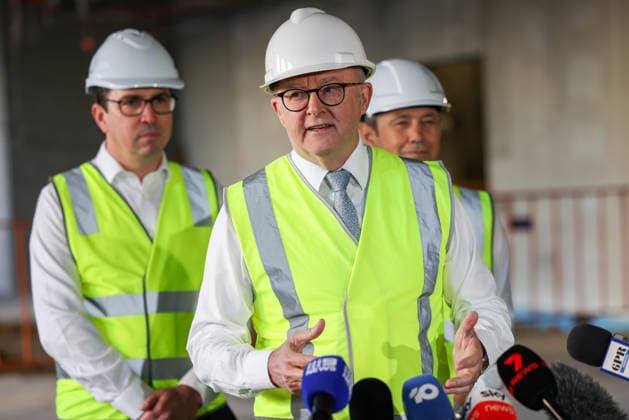Australien, Anthony Albanese besucht Baustelle in Perth