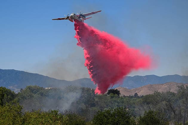 USA, Waldbrand bei Simi Valley, Tausende evakuiert nach Feuer in Kalifornien