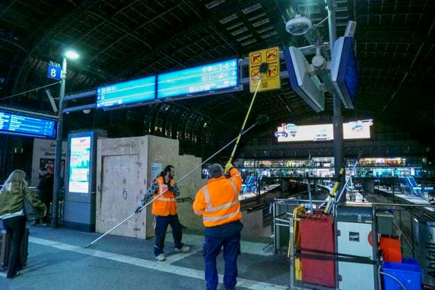Hamburg, Fensterputzer im Hamburger Hauptbahnhof