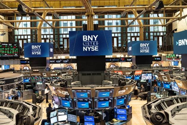 USA, BNY-Mellon-CEO Robin Vince läutet Schlussglocke an der Börse in New York