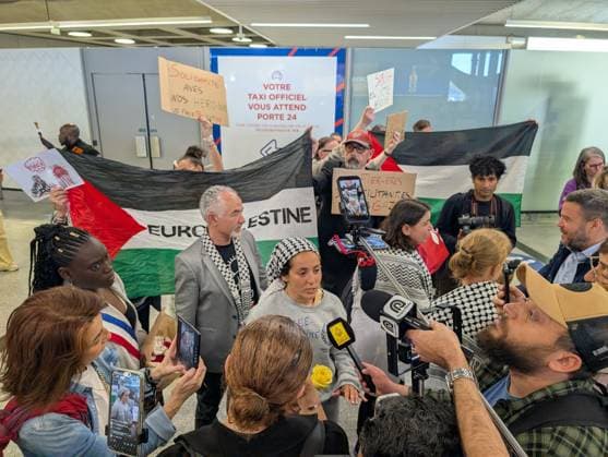 Frankreich, Von israelischen Streitkräften festgenommene Aktivisten der Global Sumud Flotilla treffen in Paris ein