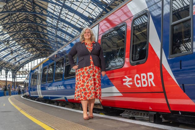 Großbritannien, Brighton, Verkehrsministerin Heidi Alexander präsentiert Great British Railway Zug