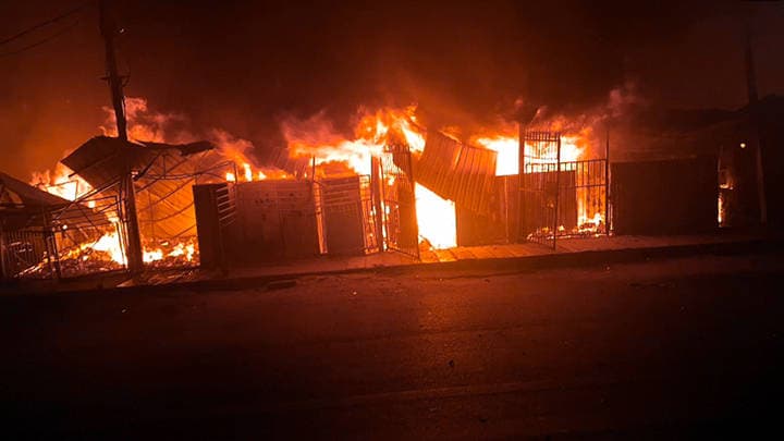 Indien, Feuer in Möbelmarkt in Neu Delhi
