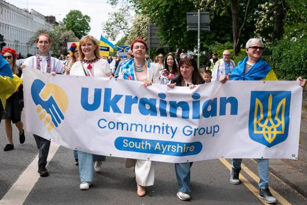 Großbritannien, Vyshyvanka-Parade der ukrainischen Gemeinde in Glasgow