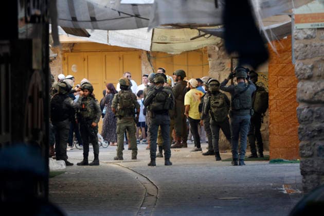 Nahostkonflikt, Westjordanland, Israelische Soldaten sichern wöchentliche Tour von Siedlern in Hebron