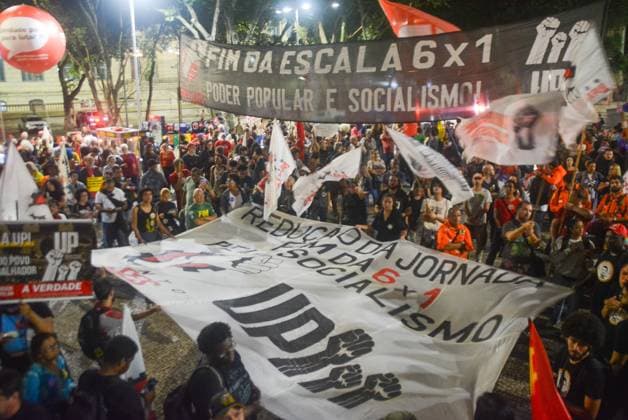 Brasilien, Demonstration gegen 6x1-Arbeitsmodell mit Gewerkschaften und Lehrern in Rio de Janeiro
