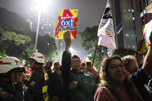 Brasilien, Demonstration gegen 6x1-Arbeitsmodell mit Gewerkschaften und Lehrern in Sao Paulo