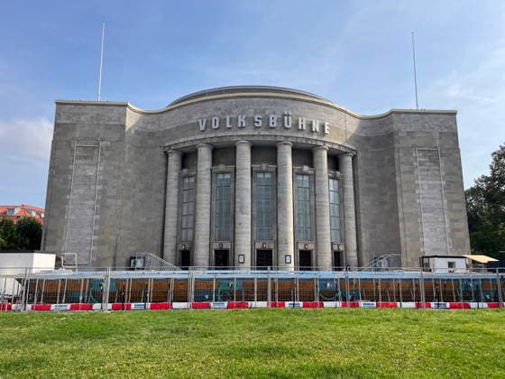 Berlin, Schwimmbecken vor der Volksbühne