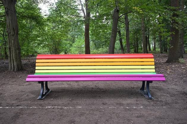 Berlin, Regenbogenbank zum Gedenken an CSD-Anschlag zerstört, Archivbilder
