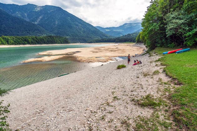 Bayern, Wasserspiegel des Sylvensteinspeichers ist wegen anhaltender Trockenheit deutlich gesunken