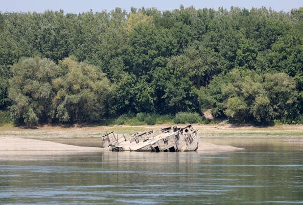 Serbien, Sinkende Pegelstände der Donau legen Schiffswracks aus dem Zweiten Weltkrieg frei