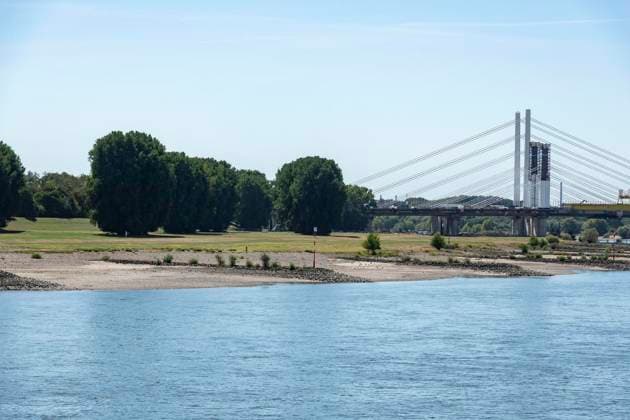 NRW, Rhein-Niedrigwasser in Duisburg