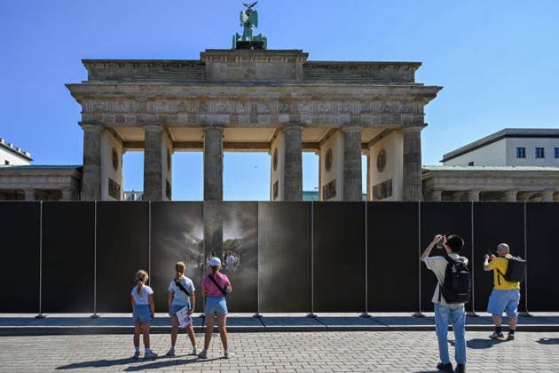 Berlin, Installation zum 65. Jahrestag des Mauerbaus am Brandenburger Tor