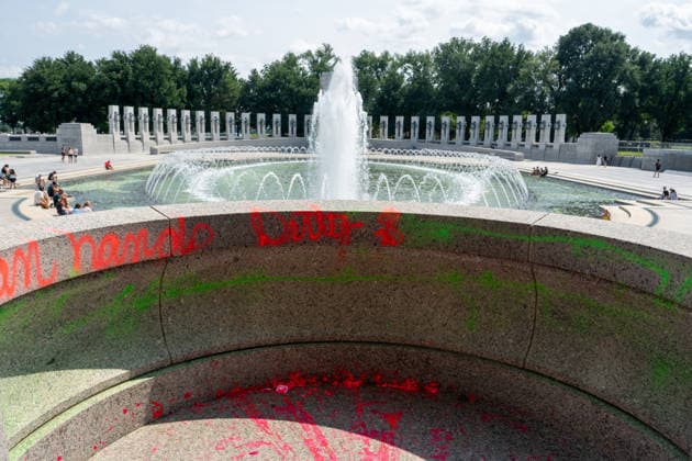 USA, Vandalismus am World-War-II-Memorial in Washington