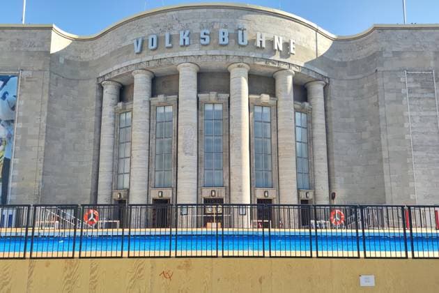 Berlin, Temporäres Freibad Volksbad vor der Volksbühne