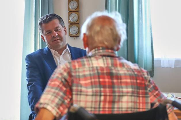 Sachsen-Anhalt, Sven Schulze besucht Pflegeeinrichtung in Halle Saale