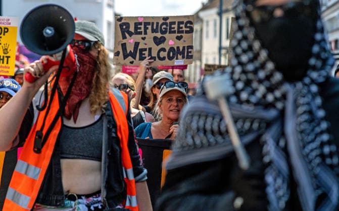Großbritannien, Proteste gegen Einwanderung und Gegendemonstration in Maidstone