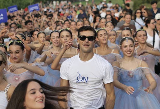 Celebrity, Roberto Bolle führt Gruppentanzvorstellung in Mailand an
