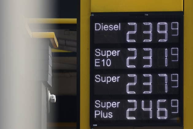 Rheinland-Pfalz, Preistafel an Tankstelle in Mudersbach
