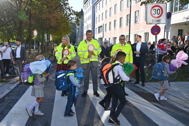 Bayern, Markus Söder besucht Grundschule am Mariahilfplatz in München