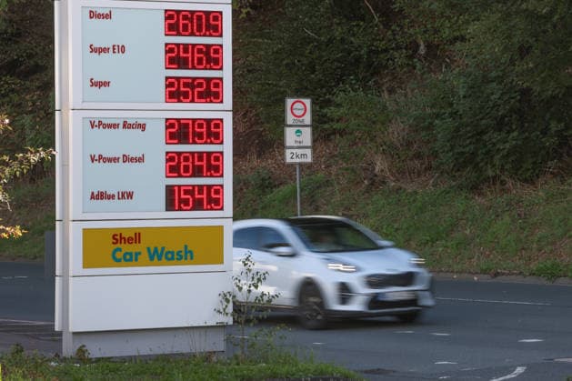 NRW, Preistafel an Tankstelle in Siegen