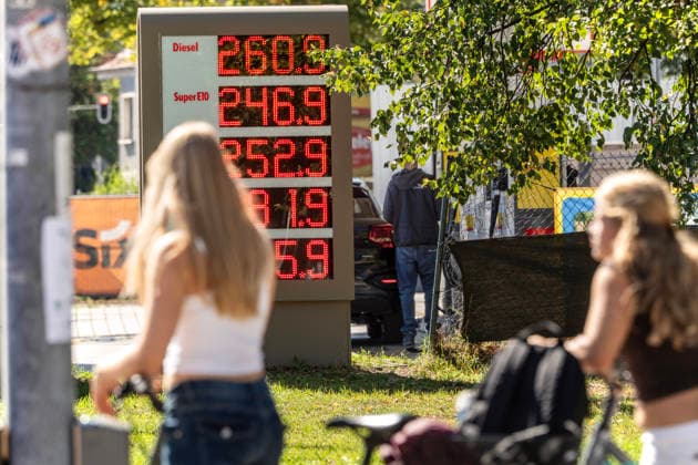 Bayern, Preistafel an Tankstelle in München