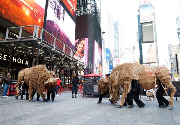 Arts, Lebensgroße Büffel-Puppen am Times Square