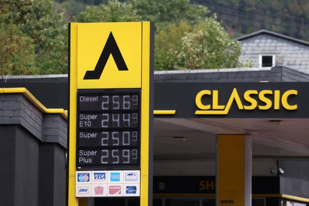 Rheinland-Pfalz, Preistafel an Tankstelle in Mudersbach