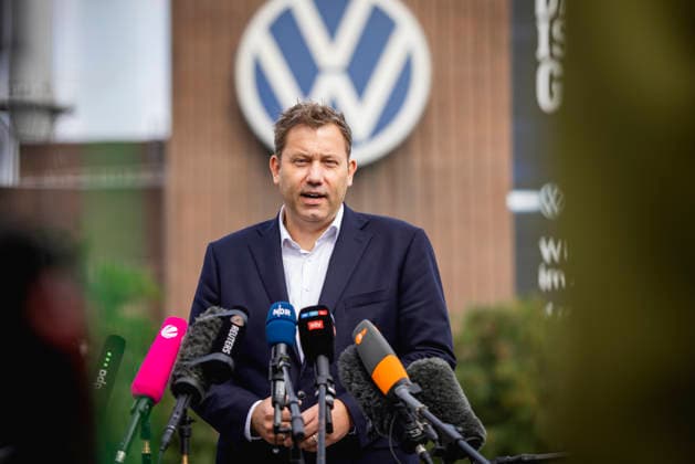 Wolfsburg, Lars Klingbeil, Olaf Lies und Daniela Cavallo bei Pressekonferenz vor dem Sitz von Volkswagen