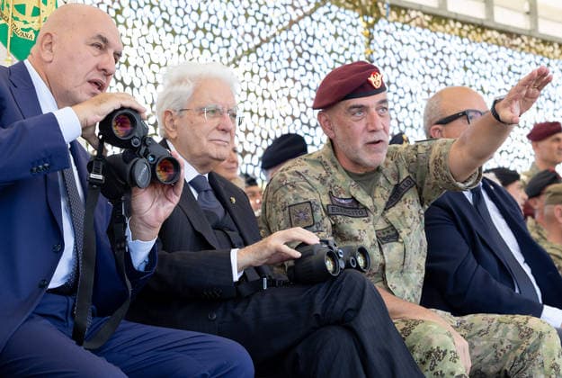 Italien, Sergio Mattarella besucht Militärübung in Monte Romano
