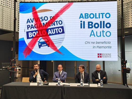 Italien, Pressekonferenz zur Abschaffung der Kfz-Zulassungssteuer mit Regionspräsident Alberto Cirio in Turin