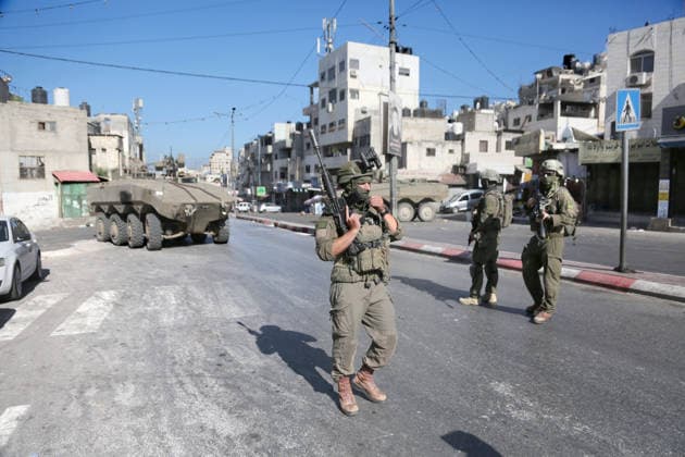 Nahostkonflikt, Westjordanland, Israelische Soldaten sperren Zufahrt zum Flüchtlingslager Al-Ain bei Militäreinsatz in Nablus
