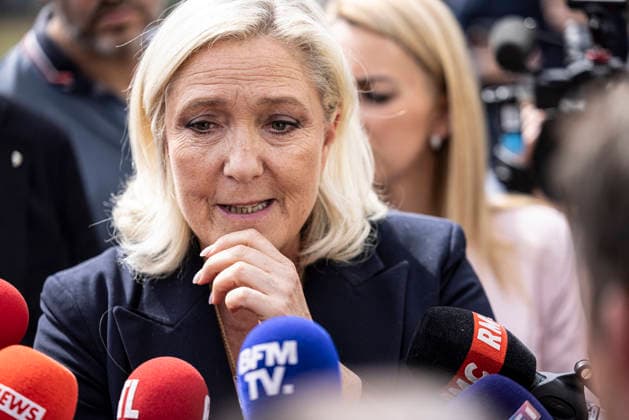 Frankreich, Marine Le Pen trifft von Waldbränden betroffene Anwohner nahe Feuerwache in Le Porge