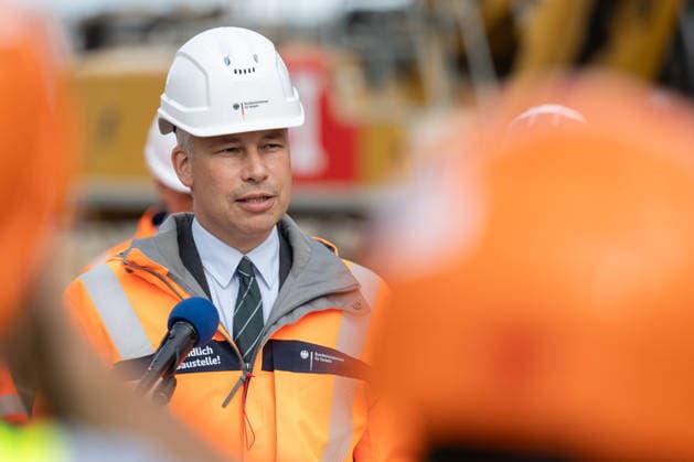 Nordrhein-Westfalen, Steffen Bilger besucht Abrissarbeiten an der linksrheinischen Vorlandbrücke der Nordbrücke in Bonn