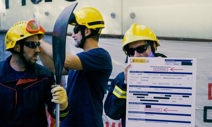 Spanien, Waldbrand-Feuerwehr protestiert vor dem Regionalparlament in Madrid