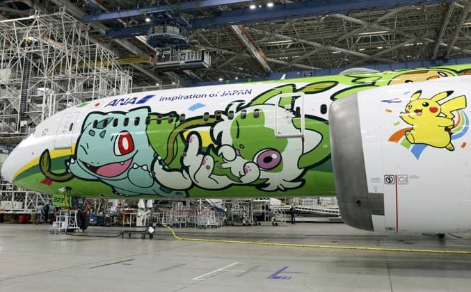 Japan, All Nippon Airwys präsentiert Flugzeug im Pokemon-Stil am Flughafen Tokio-Haneda