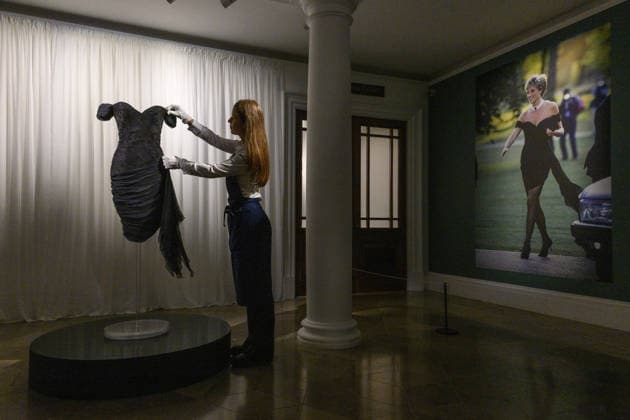 Großbritannien, Prinzessin Dianas ikonisches Revenge Dress von Christina Stambolian bei Sotheby’s in London