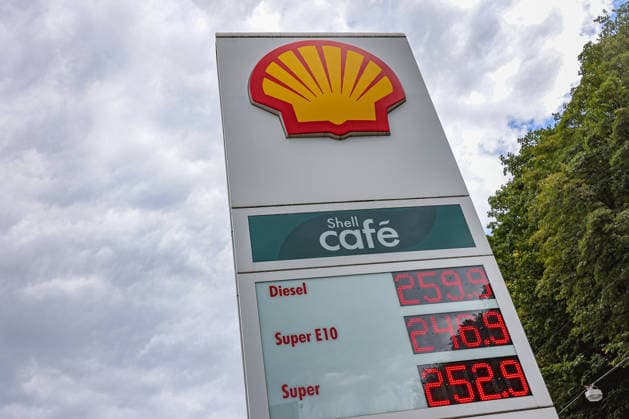 NRW, Preistafel an Tankstelle in Siegen