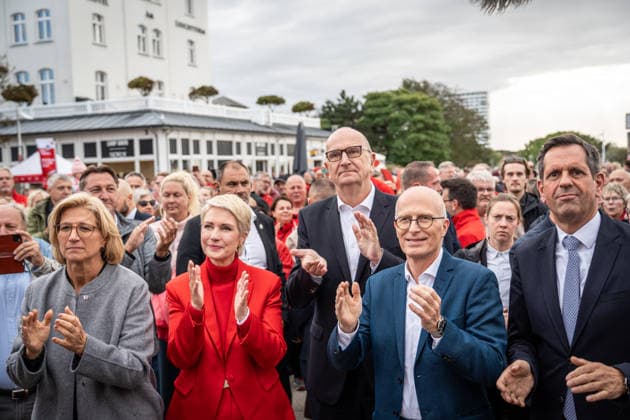 Mecklenburg-Vorpommern, SPD-Spitzen bei Abschlusskundgebung am Leuchtturm in Warnemünde