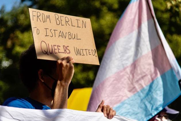 Berlin, Demonstration gegen Razzien und Festnahmen von LGBTQ Aktivisten in der Türkei vor der türkischen Botschaft