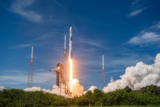 USA, Jubiläumsstart: 700. Falcon-Raketenstart von SpaceX mit O3b mPOWER-F in Cape Canaveral